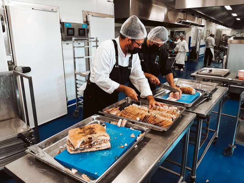 Des Chefs préparent un menu pour la cuisine centrale 