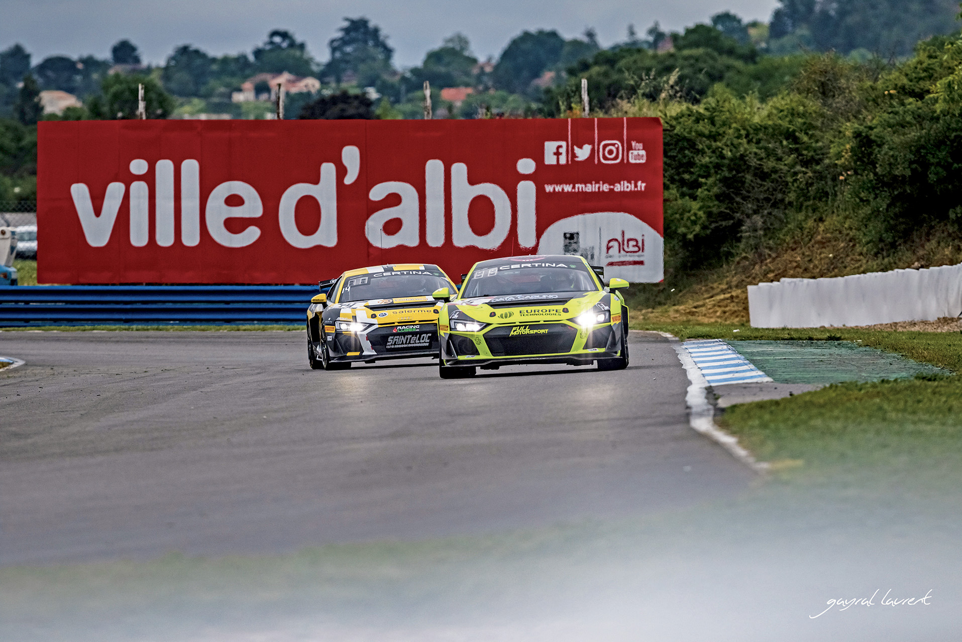 Voitures de courses sur le circuit d'Albi