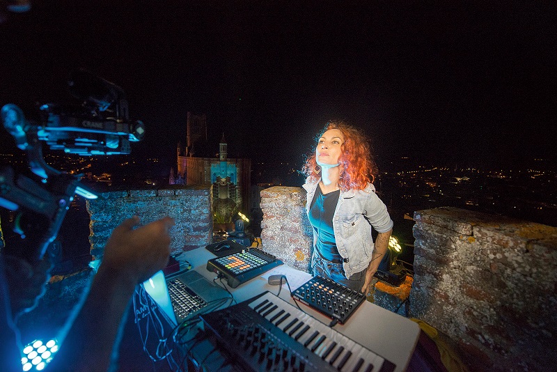ITV/TXT Élodie Jaime Alias Lūv, albigeoise et productrice  de musique électronique