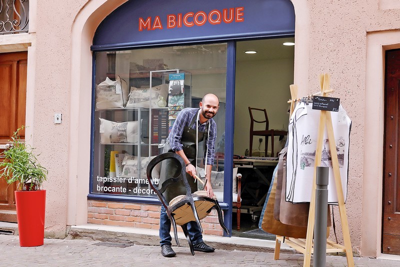 « Passionné de décoration depuis longtemps, j’ai toujours eu ce côté créateur », précise Laurent qui a obtenu son certificat d’aptitude professionnelle (CAP) de tapissier d’ameublement, il y a quelques mois. Depuis, il pratique avec bonheur la tapisserie d’ameublement et toutes les facettes de la conception sur mesure. Effectuée dans les règles de l’art, chaque création ou rénovation est unique et reflète une histoire, un lien entre un objet et son propriétaire. D’ailleurs, Laurent n’hésite pas à se déplace