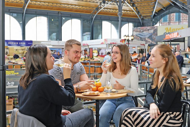 Les tables du Marchés Couvert prêtes pour l'été