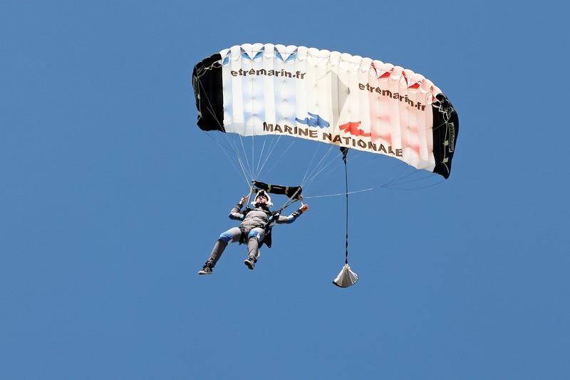 Les parachutistes en tandem ou en solo atterrissent sur le terrain de l'aérodrome.
