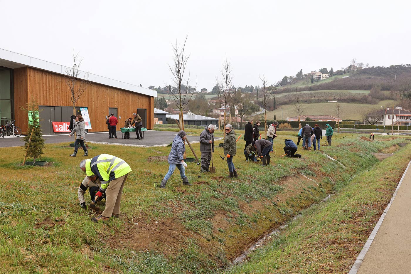 Plantation d'arbres à la Maison de quartier de Ranteil