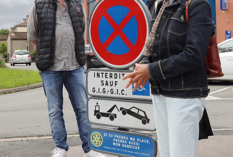 Pose à Albi du premier panneau de la campagne 2020 « si tu prends ma place, prends aussi mon handicap» 