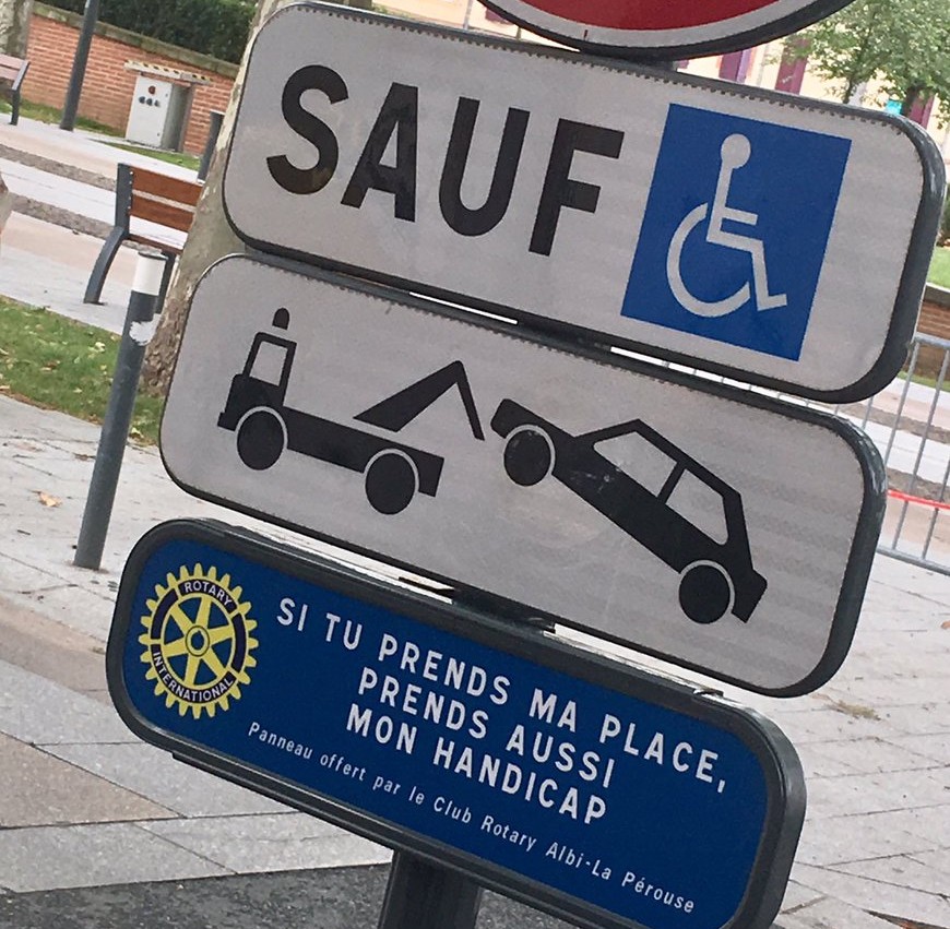 "Si tu prends ma place, prends aussi mon handicap", pose du premier panneau de la campagne 2021