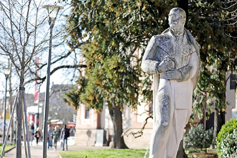 La statue a été dégradée par le temps et les tags. Sa restauration exige un traitement adapté.