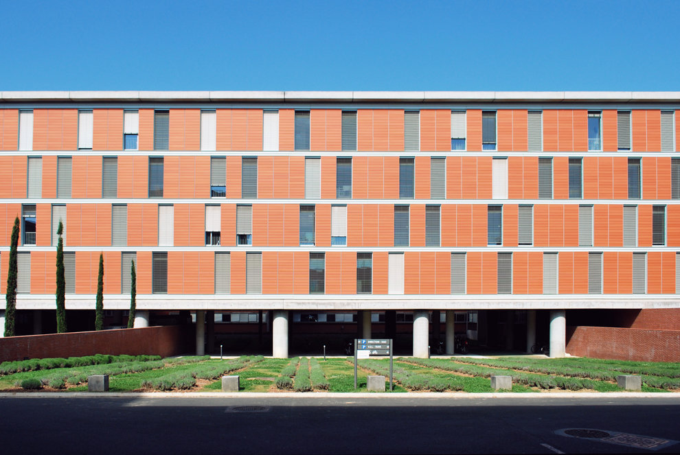 Associant avec pertinence béton et terre cuite contemporaine, l’hôpital s’intègre avec modernité dans l’architecture de la ville.