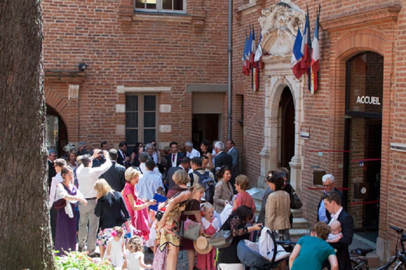 Sortie des mariés dans la cour de l'Hôtel de ville d'Albi.