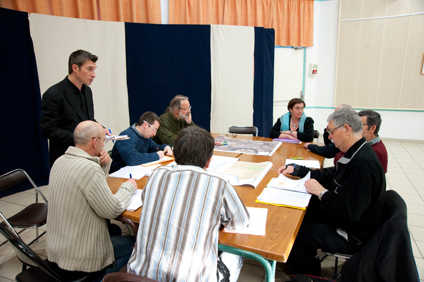 Réunion du conseil autour des projets du quartier.