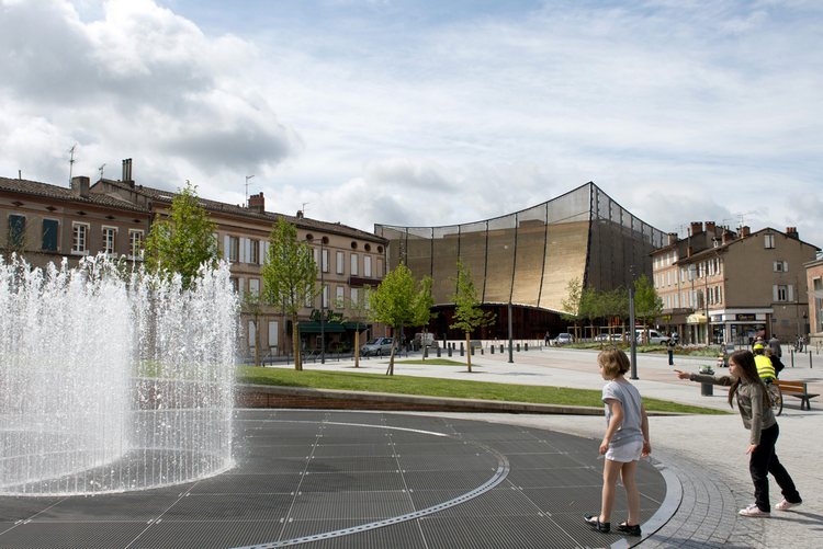 Place Lapérouse avec en arrière plan le Grand-Théâtre des Cordeliers.
