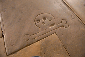 une plaque tombale longtemps dissimulée 