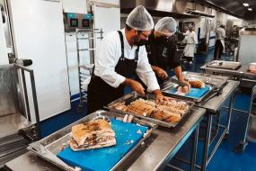 Des Chefs préparent un menu pour la cuisine centrale 