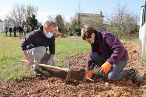 Au Breuil on plante ensemble des haies et de futurs arbres