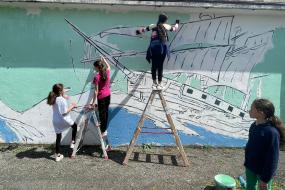 Chantiers loisirs jeunes avec la réalisation de la fresque murale sur le quartier de Veyrieres. 