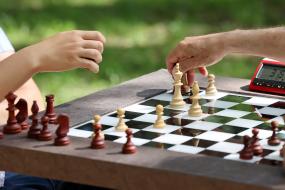 Jouer aux échecs au Parc Castelnau