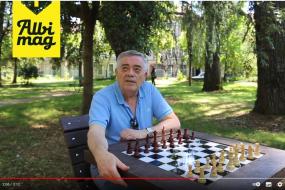 La Ville d'Albi et l'échiquier club installe une table de jeu au Parc Castelnau