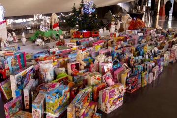 Salle comble au Grand Théâtre pour le spectacle des lutins de Noël organisé par le CCAS de la Ville! Plus de 310 danseurs et danseuses des écoles de danse de la ville pour un superbe spectacle....!!!! Les cadeaux amenés seront distribués aux associations caritatives de la Ville pour que tous les enfants puissent avoir un beau Noël....
