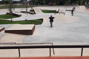 Démo pusher avec Anthony Lopez professionnel de skateboard  originaire d' albi au skatepark de Pratgraussals avec l'association du skate club albigeois. Anthony lopez a contribué à la conception du skatepark du haut de ses 15  ans de pratique à très haut niveau.