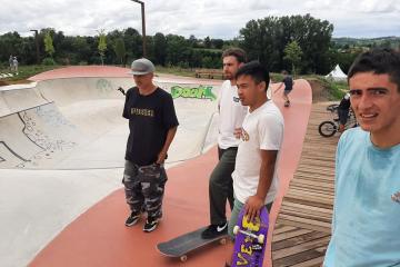 Démo pusher avec Anthony Lopez professionnel de skateboard  originaire d' albi au skatepark de Pratgraussals avec l'association du skate club albigeois. Anthony lopez a contribué à la conception du skatepark du haut de ses 15  ans de pratique à très haut niveau.