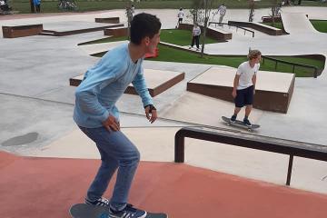 Démo pusher avec Anthony Lopez professionnel de skateboard  originaire d' albi au skatepark de Pratgraussals avec l'association du skate club albigeois. Anthony lopez a contribué à la conception du skatepark du haut de ses 15  ans de pratique à très haut niveau.