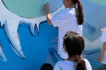 Chantiers loisirs jeunes avec la réalisation de la fresque murale sur le quartier de Veyrieres. 