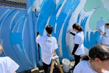 Chantiers loisirs jeunes avec la réalisation de la fresque murale sur le quartier de Veyrieres. 