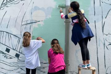 Chantiers loisirs jeunes avec la réalisation de la fresque murale sur le quartier de Veyrieres. 