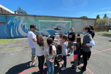 Chantiers loisirs jeunes avec la réalisation de la fresque murale sur le quartier de Veyrieres. 