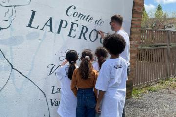 Chantiers loisirs jeunes avec la réalisation de la fresque murale sur le quartier de Veyrieres. 