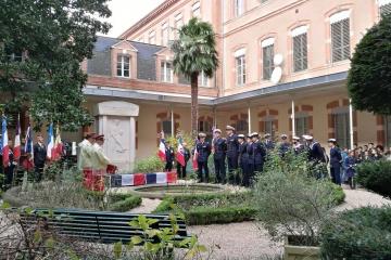 Cérémonie commémorative de l'armistice de 1918 au lycée Lapérouse, dont les noms de tant d'élèves et professeurs sont inscrits sur le monument aux morts.... En présence notamment d'une délégation de l'équipage du BH Lapérouse