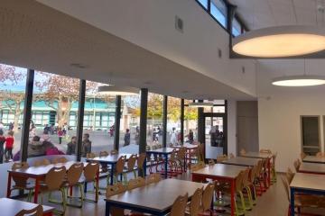 Comme chaque mois, la cuisine centrale d’Albi concocte un menu « 100% local ».... Merci aux écoliers de la Viscose pour leur accueil  un véritable plaisir de partager leur repas  dans cette lumineuse nouvelle cantine....!!! 