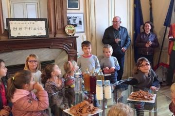 Pétillant moment de convivialité ce matin dans « le bureau du maire » grâce aux enfants ayant participé au concours de dessins « dessine moi la liberté » dans le cadre du centenaire de l’armistice de 1918.... Leurs œuvres sont exposées dans la cour de l’hôtel de Ville