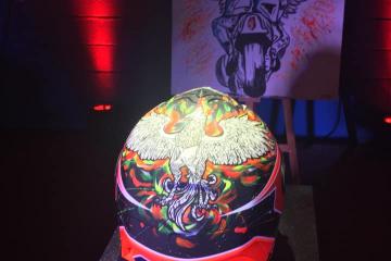 « Alliance du sport et de l’art » Alexis Masbou présentait hier soir au circuit le nouveau casque, décoré par cObo, qu’il portera cette saison, devant ses partenaires et amis....! Une belle réussite artistique et conviviale!!!!😉