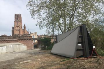 Le premier tronçon de la future passerelle est arrivé sur le site du chantier cette semaine....! Alors certes, il est encore brut et pas assemblé, mais il est là!😃 Et les travaux vont se poursuivre la semaine prochaine à partir du Tarn...., afin de pouvoir préparer le futur accrochage de la passerelle sur le viaduc ferroviaire