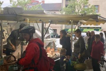 Produits locaux et circuits courts tous les jeudis après midi au marché des producteurs du Castelviel!