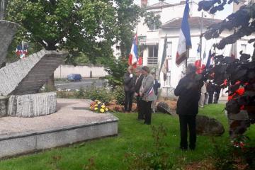 Commémoration du 8Mai 1945 au monument aux morts, mais aussi au monument de la résistance et de la déportation et à la stèle de l’esplanade des partisans.... Parce que nous ne devons jamais oublier le sacrifice de tant d’hommes et de femmes pour notre liberté et pour la paix.... Dans leur souvenir, réinventons l’espérance dans une Europe en mouvement qui réponde aux aspirations profondes des citoyens attachés à leurs États mais convaincus que c’est ensemble que nous répondrons aux défis du 