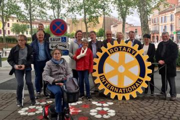 «Si tu prends ma place, prends aussi mon handicap ».... Merci au Rotary Club Albi Laperouse pour la pose de ces 40 panneaux visant à sensibiliser les automobilistes au respect des places dédiées aux personnes à mobilité réduite... Et bravo une nouvelle fois à Fouzia Zellipark pour la réalisation de la décoration de cette place de stationnement.....!