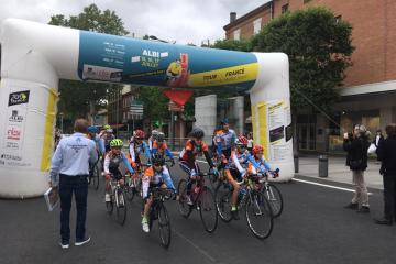 « Albi fait son Tour de vélo » J-30 de l’arrivée du Tour de France à Albi! Des cyclistes albigeois ont fait  l’étape Saint Flour-Albi, rejoint par d’autres pour les derniers km!!!