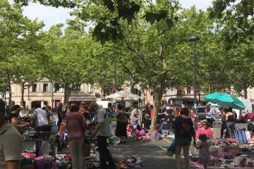 Vide grenier de la place Fernand Pelloutier aujourd’hui, à l’ombre des grands arbres.....! Belle organisation de l’association du Faubourg du Vigan et du Secours Catholique....!