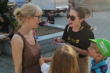 La jeunesse albigeoise est mobilisée pour ces trois jours du tour de France sur Albi. Au total 58 jeunes citoyens et jobs d urgence pour realiser l'accueil des journalistes, l' enquête économique, l'information et l' accueil à la Fan Park.... Bravo à vous tous, encore deux jours ensemble pour cette belle aventure autour du tour..