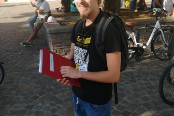 La jeunesse albigeoise est mobilisée pour ces trois jours du tour de France sur Albi. Au total 58 jeunes citoyens et jobs d urgence pour realiser l'accueil des journalistes, l' enquête économique, l'information et l' accueil à la Fan Park.... Bravo à vous tous, encore deux jours ensemble pour cette belle aventure autour du tour..