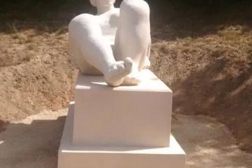 La statue «figure au bord de l'eau », œuvre du sculpteur figuratif Joseph Rivière (1912-1961), et qui représente une baigneuse se prélassant au bord de l'eau, vient d’être réinstallée le long du ruisseau de Caussels, au Domaine de la Mouline, à quelques centaines de mètres de son emplacement d'origine.