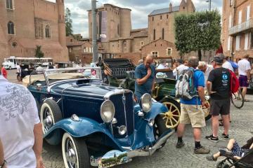 Toujours autant d’amateurs, petits et grands, pour apprécier les belles voitures de collection.... Merci aux bénévoles du Tarn rétro automobile club pour cette animation!
