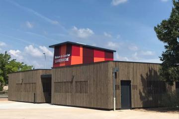 Visite hier de différents chantiers « de l’été » en compagnie de nos collaborateurs du « service bâtiments » de la Ville, grâce auxquels sont créés, rénovés, modernisés et transformés les bâtiments municipaux albigeois... Et toujours dans des logiques de plus grande maîtrise énergétique, d’accessibilité et de meilleure adaptation possible aux besoins de ceux qui les utilisent...., comme à la Maison de quartier de la Renaudié, à l’école de la Viscose, sur le chantier de la future cuisine centrale, à l’église