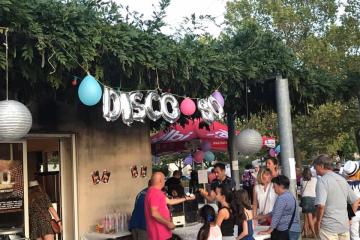 « Sur un air de.... »: bravo et merci à l’association de quartier Bellevue-Saint Salvadou, à son président et à l’ensemble des bénévoles, pour l’organisation de cette soirée placée sous le thème du disco!!!! Plus de 300 personnes étaient rassemblées hier à la maison de quartier du Maranel, pour cette soirée particulièrement conviviale et festive!!!