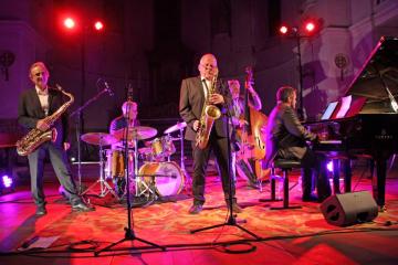 Bel anniversaire à la Société des Amis du Musée Toulouse-Lautrec, la SAM, qui fêtait hier soir ses 90ans en musique, grâce à un magnifique concert de jazz organisé dans La Chapelle du Bon Sauveur....! Bravo et merci à la nouvelle présidente, Brigitte Benezech, qui vient de prendre, avec beaucoup d’enthousiasme et de compétences, la succession de Marie Jeanne Miquel, qui a présidé cette société avec énormément d’implication et de réussite pendant de nombreuses années.....!
