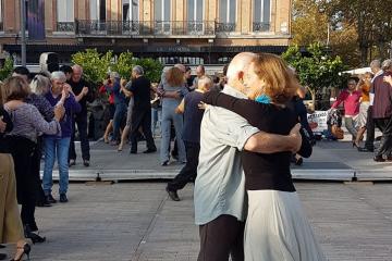 Sur la place du Vigan les couples virevoltent au son de la musique et des rythmes latino.