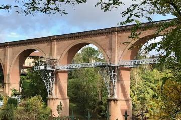 Les tronçons de la passerelle, tous construits, sont en cours de livraison et seront stockés au fur et à mesure sur le site de pratgraussals...... Reste maintenant à « accrocher » cet ouvrage emblématique sur le viaduc ferroviaire... C’est le travail qui va mobiliser les entreprises du chantier dans les mois à venir...... Avant de pouvoir, enfin, emprunter cette passerelle tant attendue...