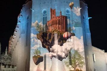 Lancement des mappings de Noël ce soir à Albi..... Plus de 400 lampions distribués aux enfants pour une déambulation animée dans les rues du centre ville, énormément de monde dans les rues, et des sourires, tellement de sourires.... Une soirée comme on les aime à Albi....