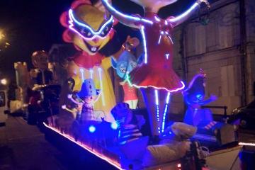 Pour la deuxième année l'association du carnaval d'Albi était présente avec plusieurs villes de France dont Nice, pour la cavalcade nocturne du 31 décembre à Saintes en Charente Maritime. 18 bénévoles se sont offerts le voyage pour animer le char préparé et mis en lumière aux ateliers Albigeois. Une foule compacte tout le long des 2,5 km ont applaudi le groupe et le char. Merci à l'association du carnaval qui, une fois de plus à contribuer a exporter la ville d'Albi avec succès.